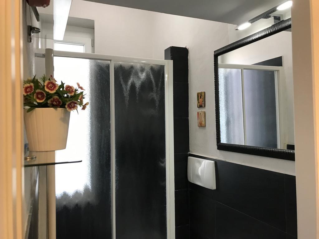 Kibilu - Via Confalonieri - Stazione Garibaldi - Zona Isola Milaan